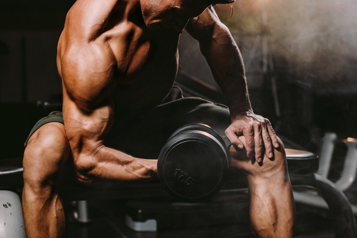 Man performing intense workout routines demonstrating how to bulk and cut at the same time